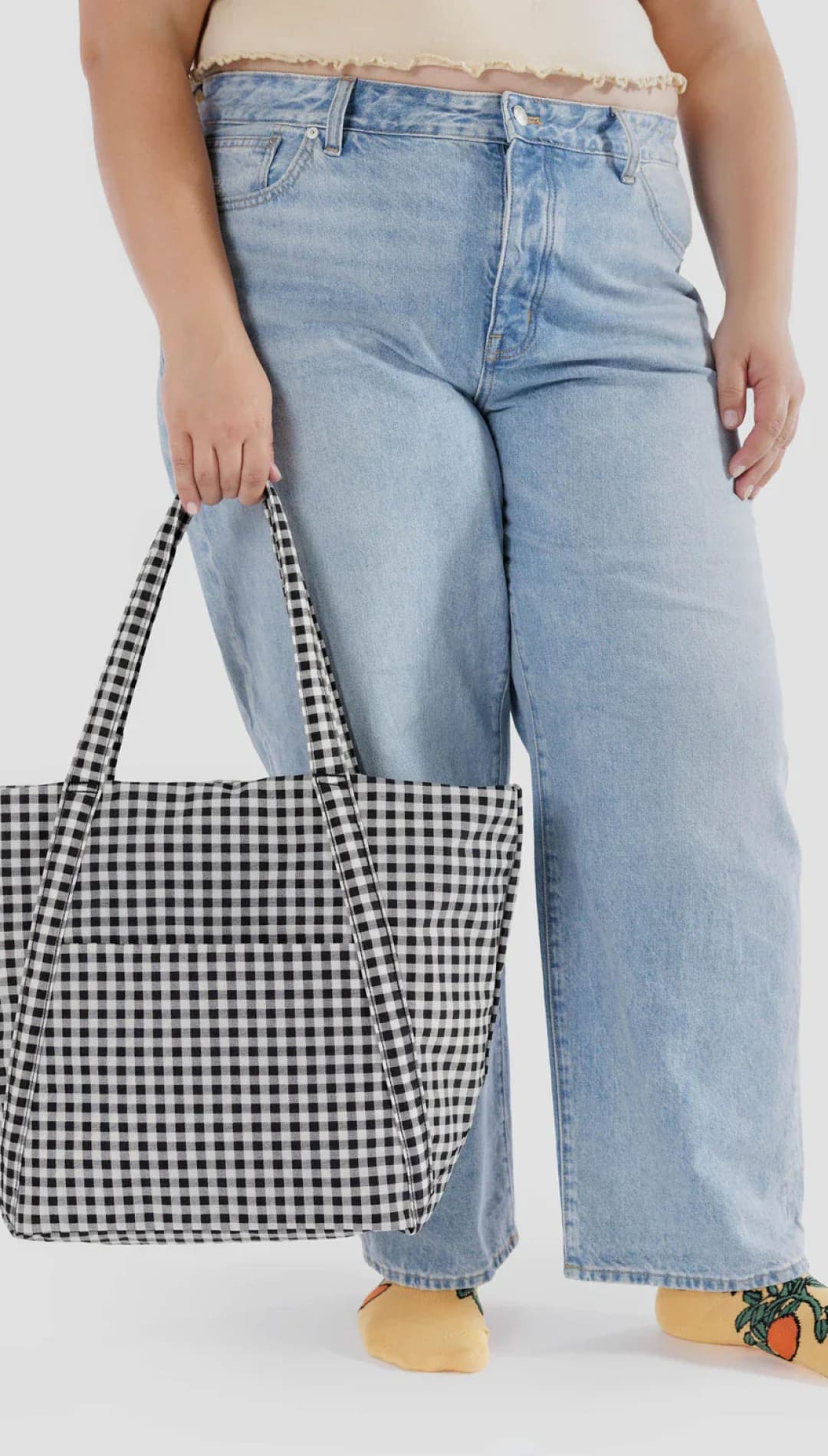 Gingham tote bag with black and white checkered pattern, made of woven fabric.