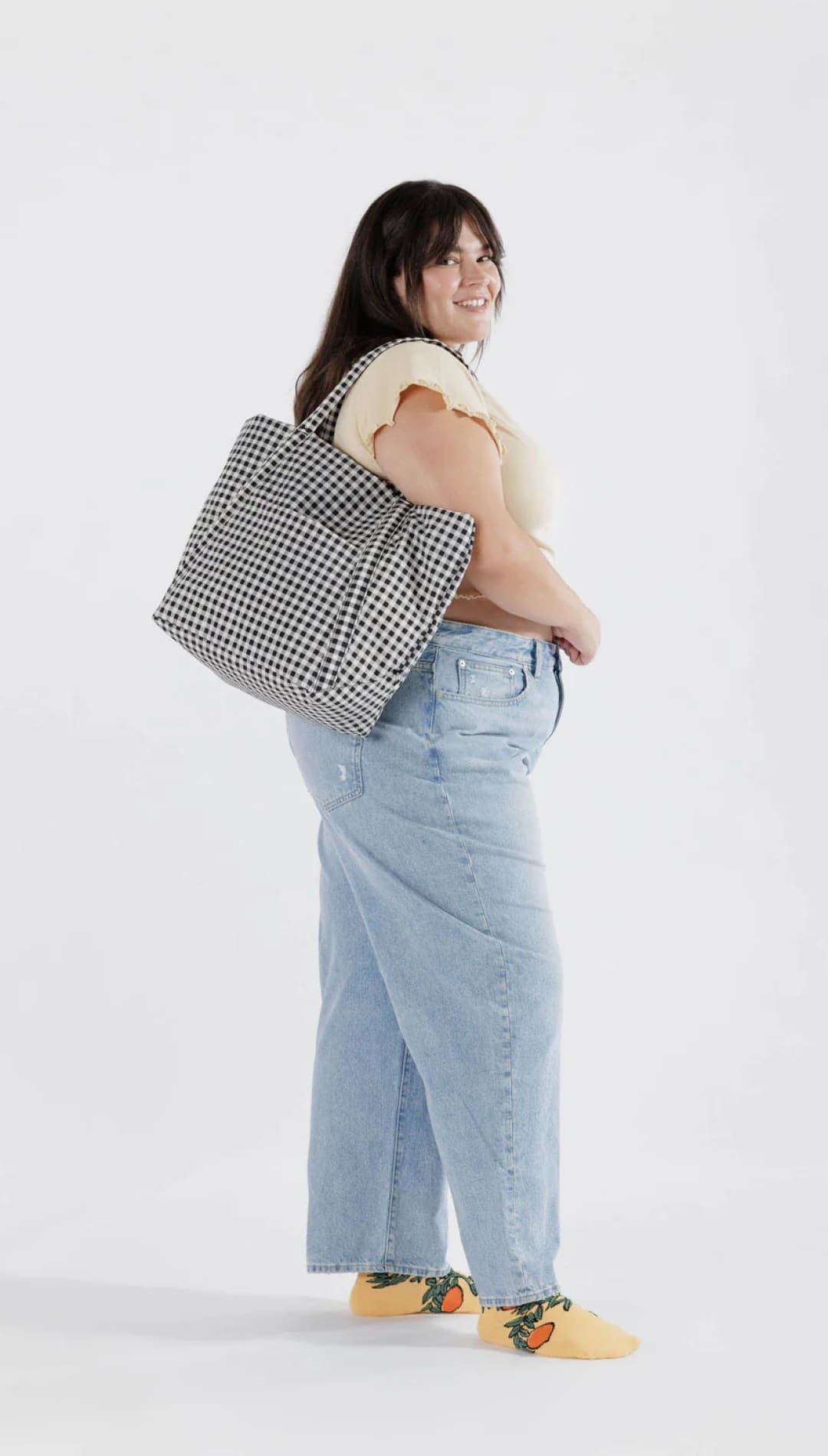 Houndstooth tote bag with chain strap, black and white patterned design.