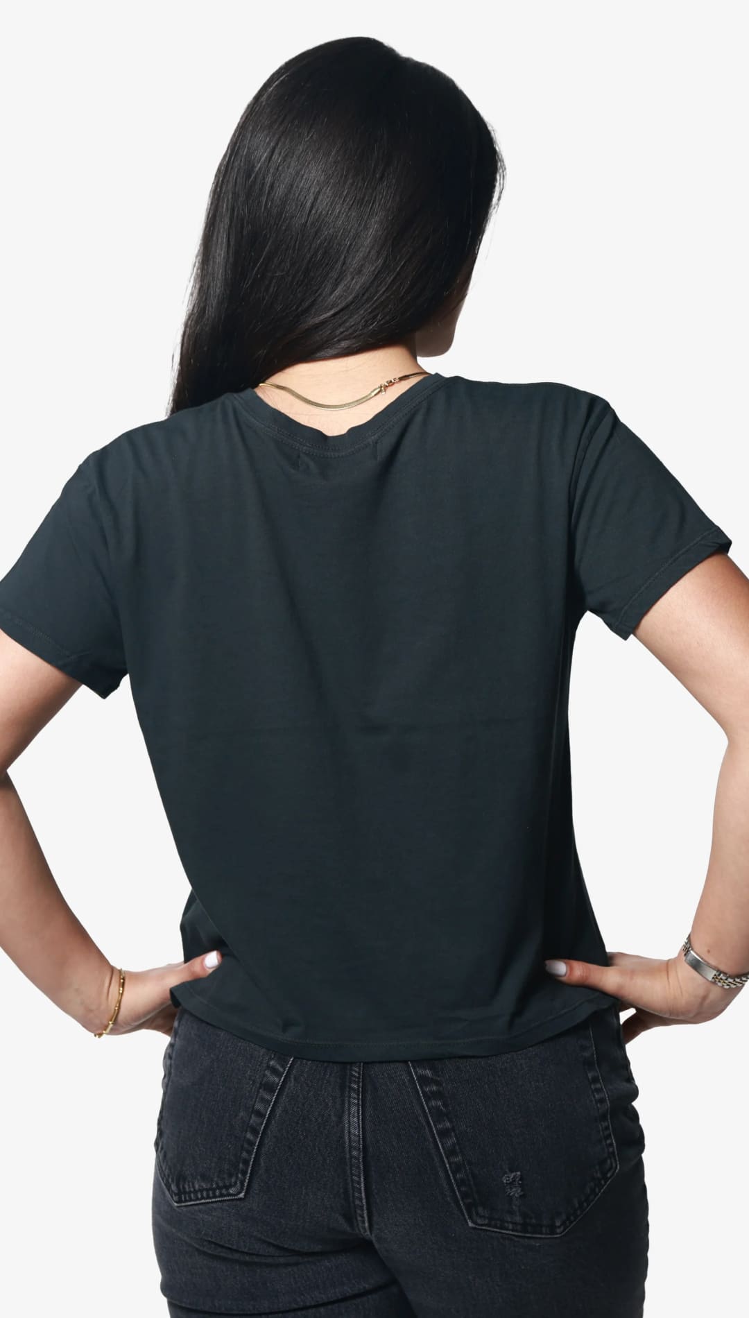 Black t-shirt and jeans.