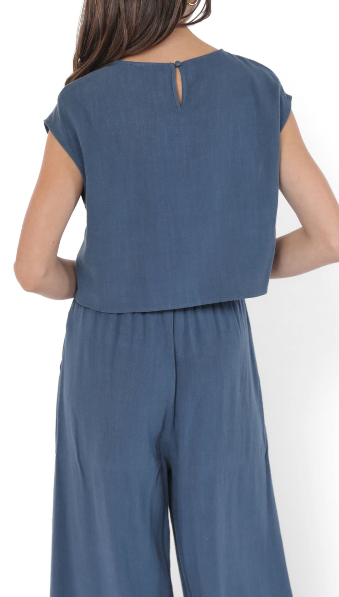 Loose-fitting blue short-sleeved top and wide-leg pants set.