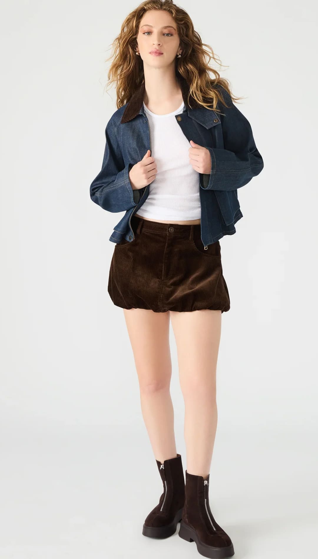 Women’s dark brown corduroy bubble shorts.